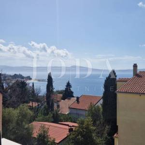 Selce, izvanredna lokacija, izniman stan: sjajna prilika za život uz obalu