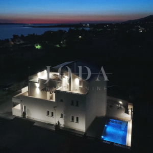 Seline, Starigrad - luksuzna villa s bazenom