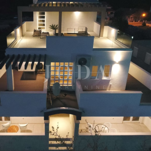 Seline, Starigrad - luksuzna villa s bazenom