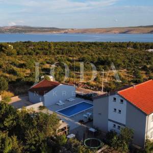 Seline, Starigrad Paklenica-kuća s bazenom