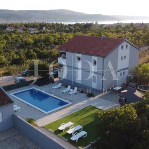 Seline, Starigrad Paklenica-kuća s bazenom