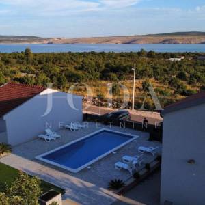 Seline, Starigrad Paklenica-kuća s bazenom