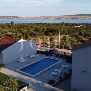 Seline, Starigrad Paklenica-kuća s bazenom