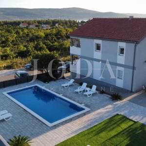 Seline, Starigrad Paklenica-kuća s bazenom