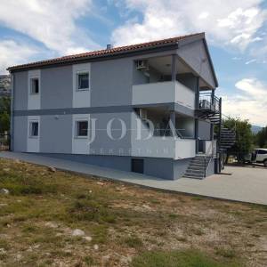 Seline, Starigrad Paklenica-kuća s bazenom