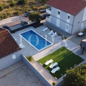 Seline, Starigrad Paklenica-kuća s bazenom