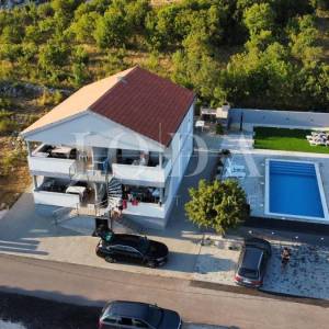 Seline, Starigrad Paklenica-kuća s bazenom