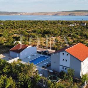 Seline, Starigrad Paklenica-kuća s bazenom