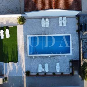 Seline, Starigrad Paklenica-kuća s bazenom