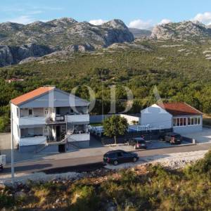 Seline, Starigrad Paklenica-kuća s bazenom