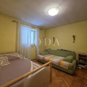 SENJ, dvosobni stan na odličnoj lokaciji