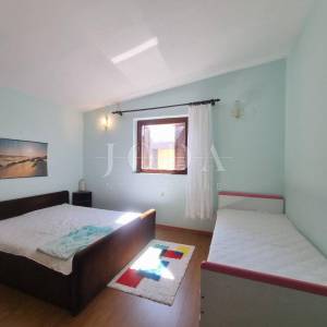 SENJ, kuća sa četiri stambene jedinice