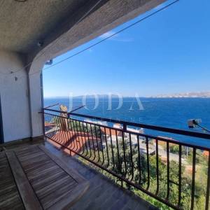 SENJ, kuća sa dva stana i prekrasnim pogledom na more