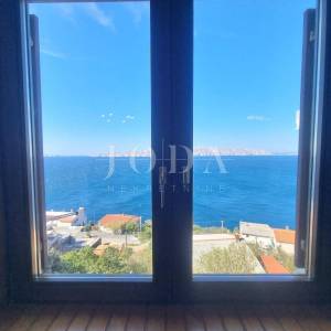 SENJ, kuća sa dva stana i prekrasnim pogledom na more