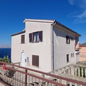 SENJ, kuća sa dva stana i prekrasnim pogledom na more