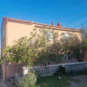SENJ, kuća sa dvije stambene jedinice