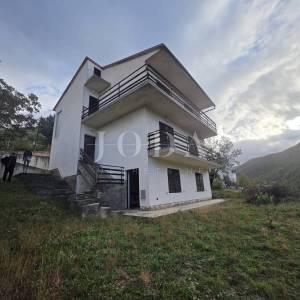 SENJ, Kuća sa garažom