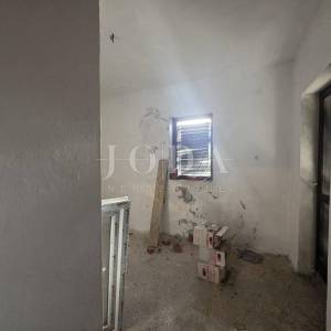 SENJ, Kuća sa garažom