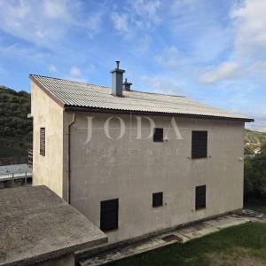 SENJ, Kuća sa garažom