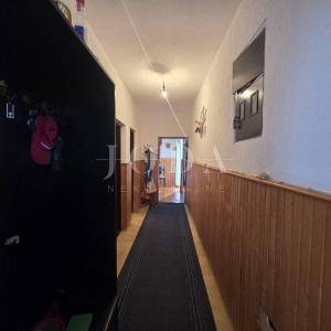 SENJ, Kuća sa garažom