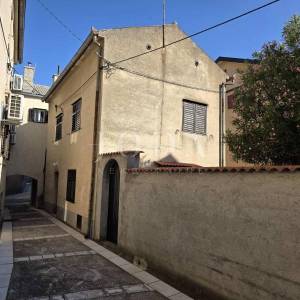 SENJ, kuća sa okućnicom u centru grada