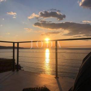Senj okolica kuća prvi red do mora