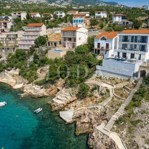 Senj okolica kuća prvi red do mora