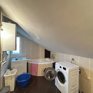 SESV. KRALJEVEC - Etažiran stan u kući - 1.kat - 124m2+vrt+parking!