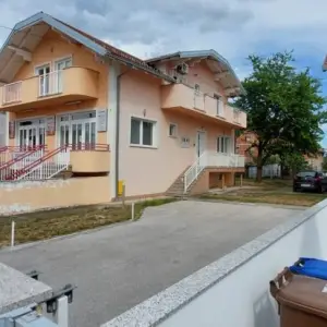 SESVETE, KUĆA 330 m2 SA POSL. PROSTOROM I 2 STANA (prodaja)