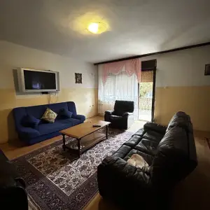 SESVETE - KUĆA S DVORIŠTEM I GARAŽOM - NIJE FIKSNA CIJENA!