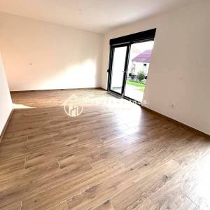 Sesvetski Kraljevec,4-soban dvoetažni stan 95m2+94m2 vrta+2 parkinga