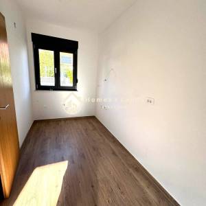 Sesvetski Kraljevec,4-soban dvoetažni stan 95m2+94m2 vrta+2 parkinga