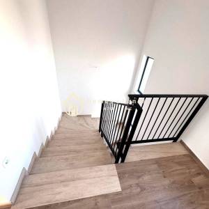 Sesvetski Kraljevec,4-soban dvoetažni stan 95m2+94m2 vrta+2 parkinga