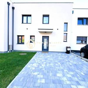 Sesvetski Kraljevec,4-soban dvoetažni stan 95m2+94m2 vrta+2 parkinga