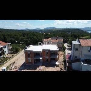 ŠIBENIK, BRODARICA – Atraktivan stan u novogradnji s predivnim pogledom na more i otok Krapanj