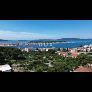 ŠIBENIK, BRODARICA – Atraktivan stan u novogradnji s predivnim pogledom na more i otok Krapanj