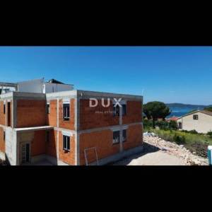 ŠIBENIK, BRODARICA – Atraktivan stan u novogradnji s predivnim pogledom na more i otok Krapanj