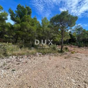 ŠIBENIK, DUBRAVA KOD ŠIBENIKA - građevinsko zemljište 1035 m2 – idealno za obiteljsku kuću / villu! PRILIKA!