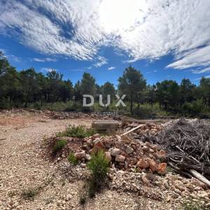 ŠIBENIK, DUBRAVA KOD ŠIBENIKA - građevinsko zemljište 1000 m2 – idealno za obiteljsku kuću / villu! PRILIKA!