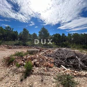 ŠIBENIK, DUBRAVA KOD ŠIBENIKA - građevinsko zemljište 1000 m2 – idealno za obiteljsku kuću / villu! PRILIKA!