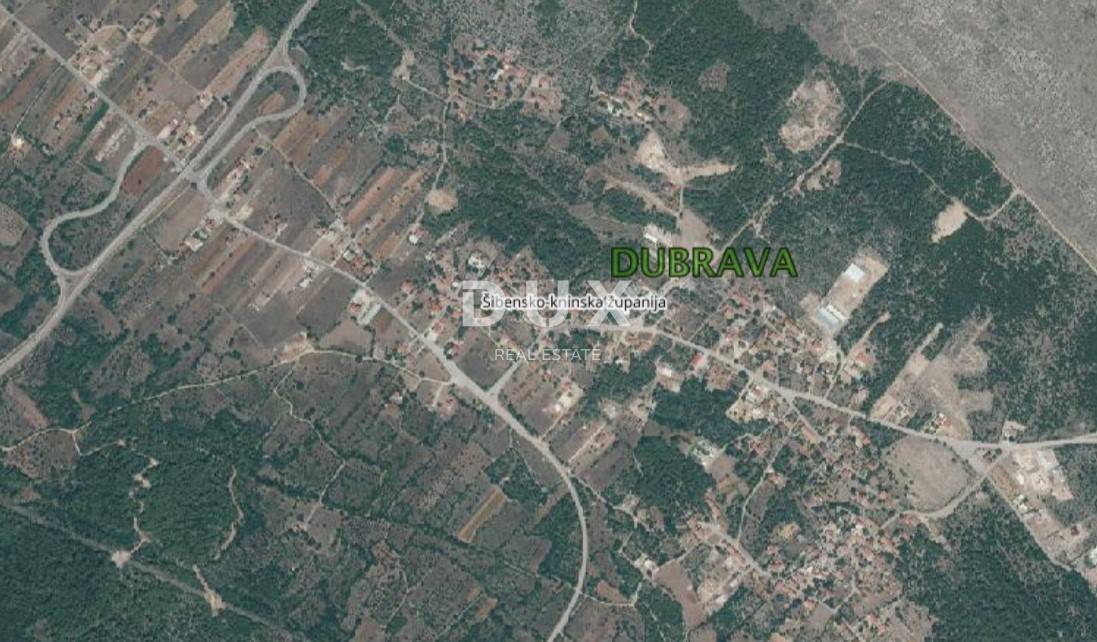 ŠIBENIK, DUBRAVA KOD ŠIBENIKA - građevinsko zemljište 1000 m2 – idealno za obiteljsku kuću / villu! PRILIKA!