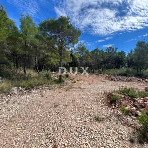 ŠIBENIK, DUBRAVA KOD ŠIBENIKA - građevinsko zemljište 1000 m2 – idealno za obiteljsku kuću / villu! PRILIKA!