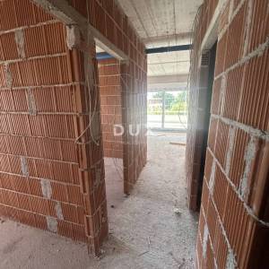 ŠIBENIK, SRIMA – Luksuzan trosoban stan u novogradnji, 300 m od plaže