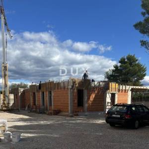 ŠIBENIK, SRIMA – Luksuzna novogradnja 300 m od mora i plaže