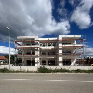 ŠIBENIK, SRIMA – Luksuzni stan s vrtom u novogradnji samo 300 m od mora i plaže