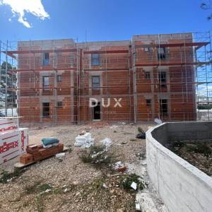ŠIBENIK, SRIMA – Luksuzni stan s vrtom u novogradnji samo 300 m od mora i plaže