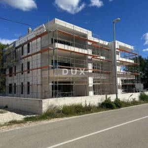 ŠIBENIK, SRIMA – Luksuzni stan s vrtom u novogradnji samo 300 m od mora i plaže