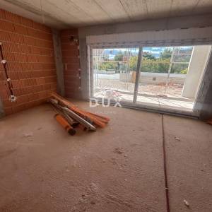 ŠIBENIK, SRIMA – Luksuzni stan s vrtom u novogradnji samo 300 m od mora i plaže