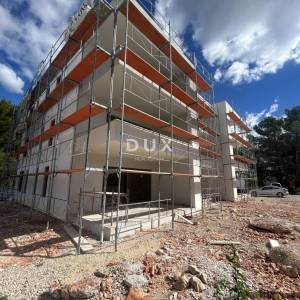 ŠIBENIK, SRIMA – Luksuzni stan s vrtom u novogradnji samo 300 m od mora i plaže