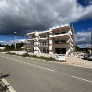 ŠIBENIK, SRIMA – Moderan stan u novogradnji u blizini plaže